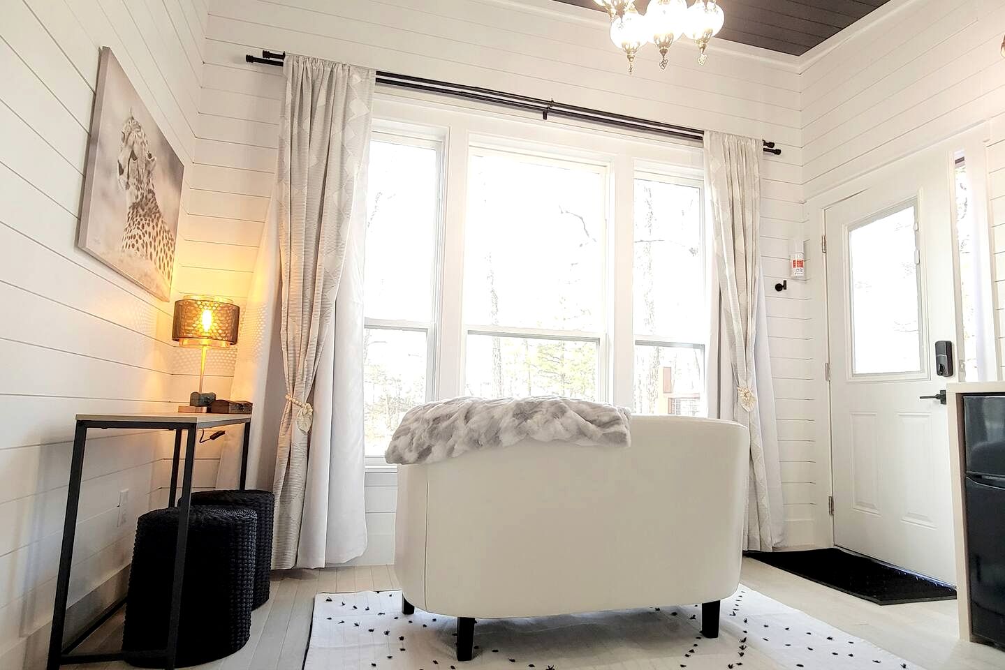 Beautiful Modern Tree House Cabin Surrounded by Trees for a Peaceful Romantic Getaway near Lone Oak, Texas