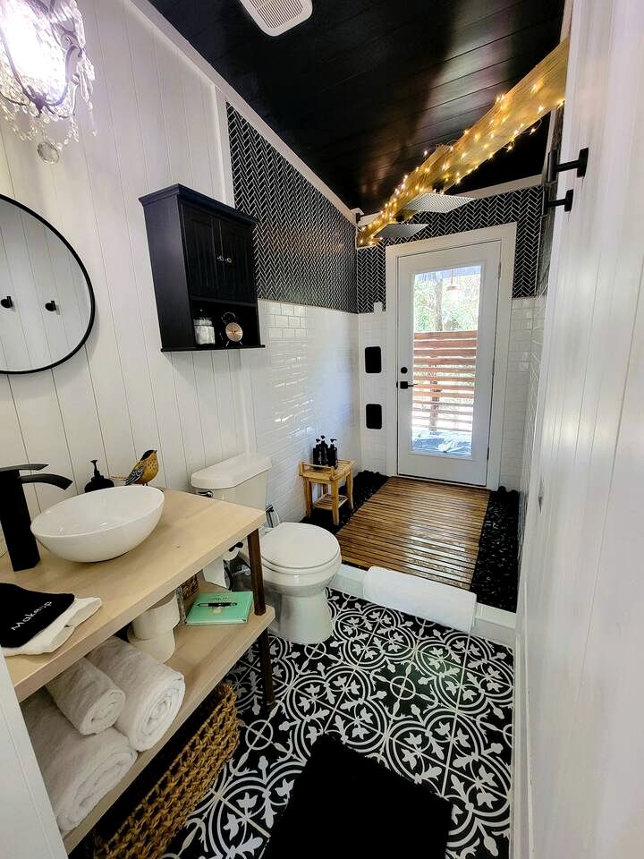 Beautiful Modern Tree House Cabin Surrounded by Trees for a Peaceful Romantic Getaway near Lone Oak, Texas