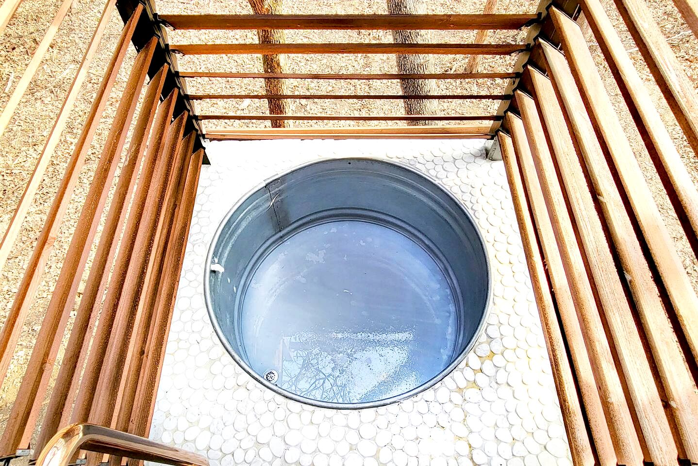 Beautiful Modern Tree House Cabin Surrounded by Trees for a Peaceful Romantic Getaway near Lone Oak, Texas