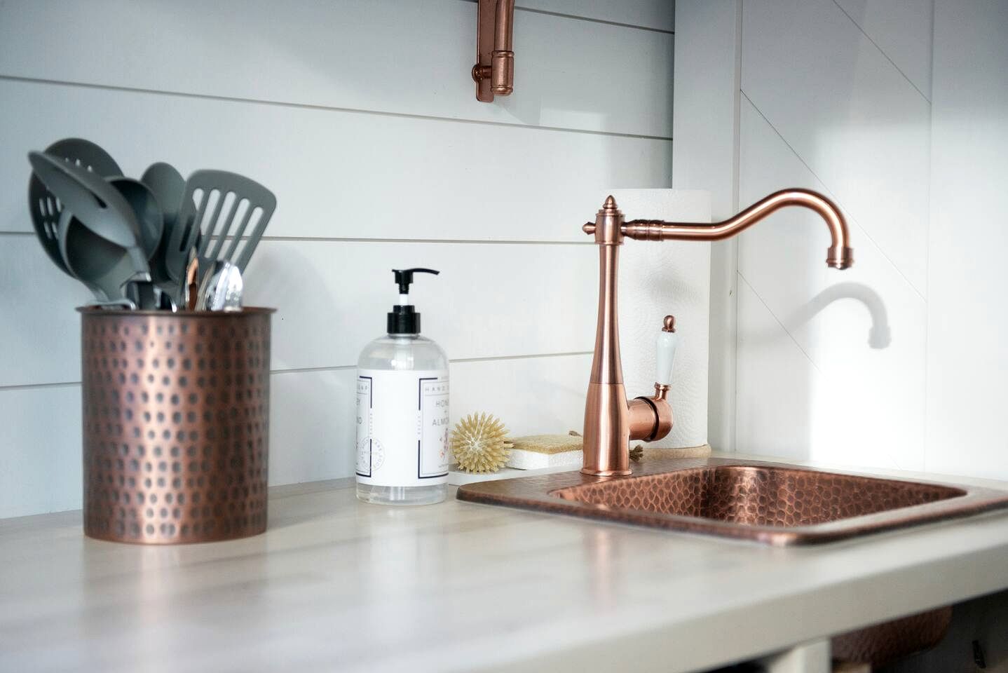 Beautiful Modern Tree House Cabin Surrounded by Trees for a Peaceful Romantic Getaway near Lone Oak, Texas