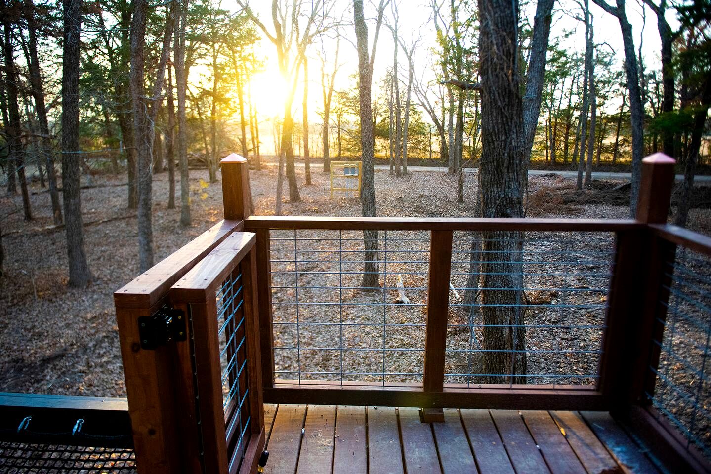 Beautiful Modern Tree House Cabin Surrounded by Trees for a Peaceful Romantic Getaway near Lone Oak, Texas