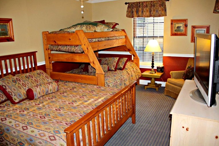 Cabins (New Braunfels, Texas, United States)