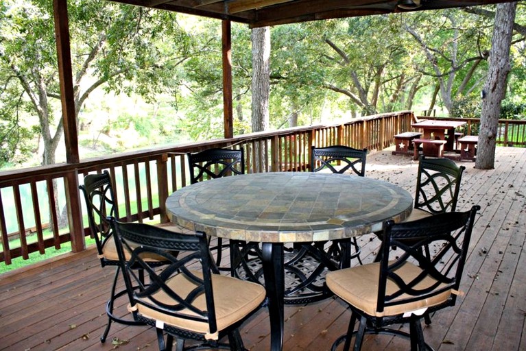 Cabins (New Braunfels, Texas, United States)