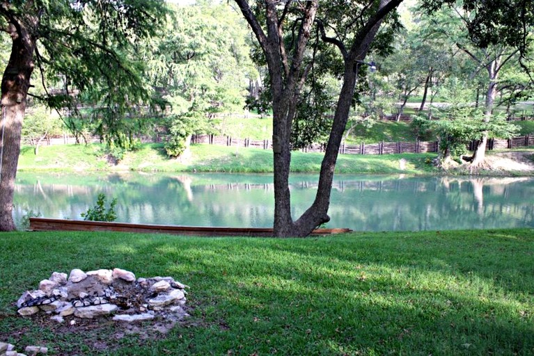 Cabins (New Braunfels, Texas, United States)