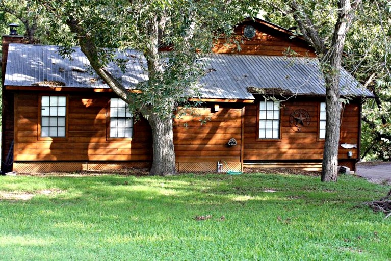 Cabins (New Braunfels, Texas, United States)