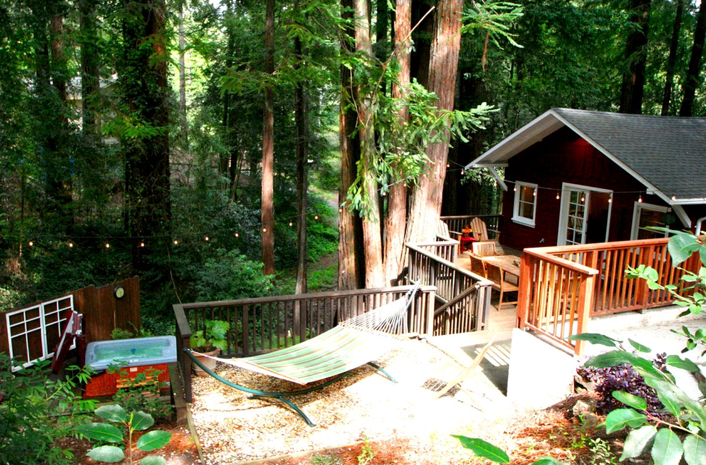Go glamping in Northern California at this pet-friendly cabin rental!
