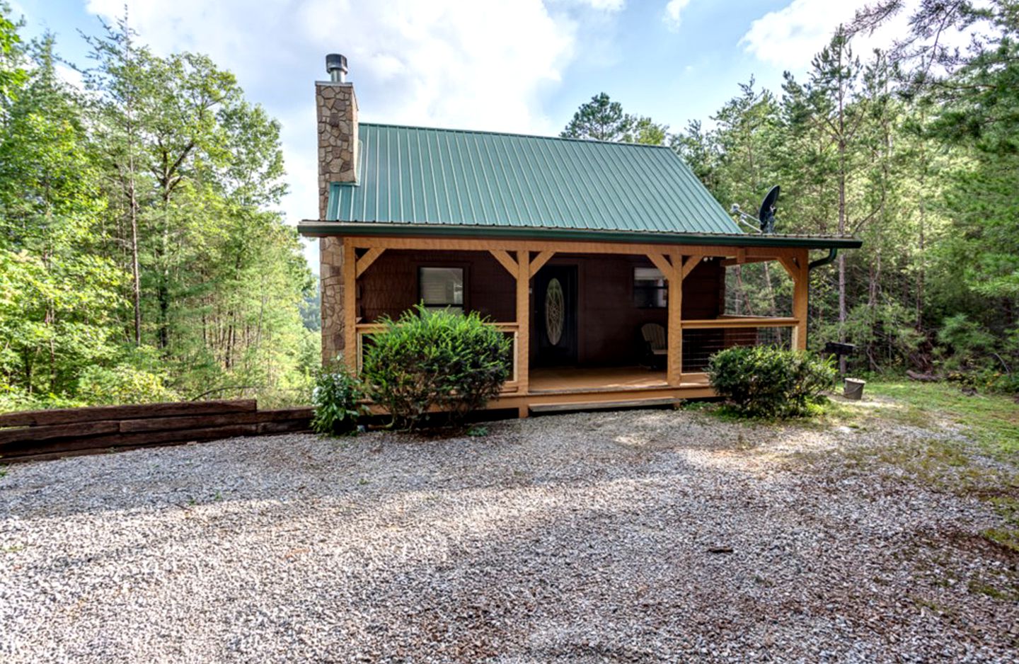 RULittle Smoky Hideaway 2 Bedroom Cabin with new appliances and hot