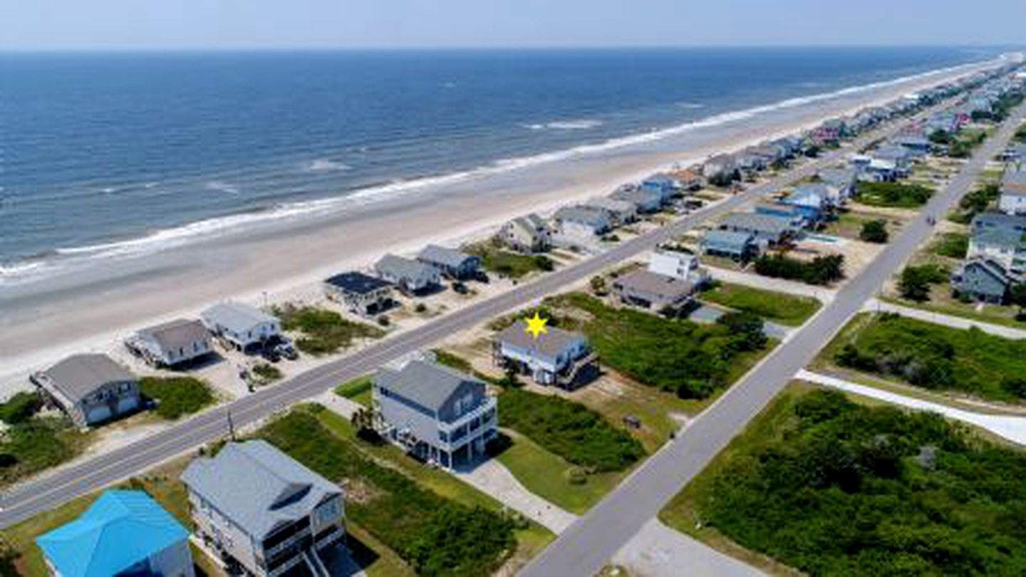 Oak Island Cottage near North Carolina's Intracoastal Waterway