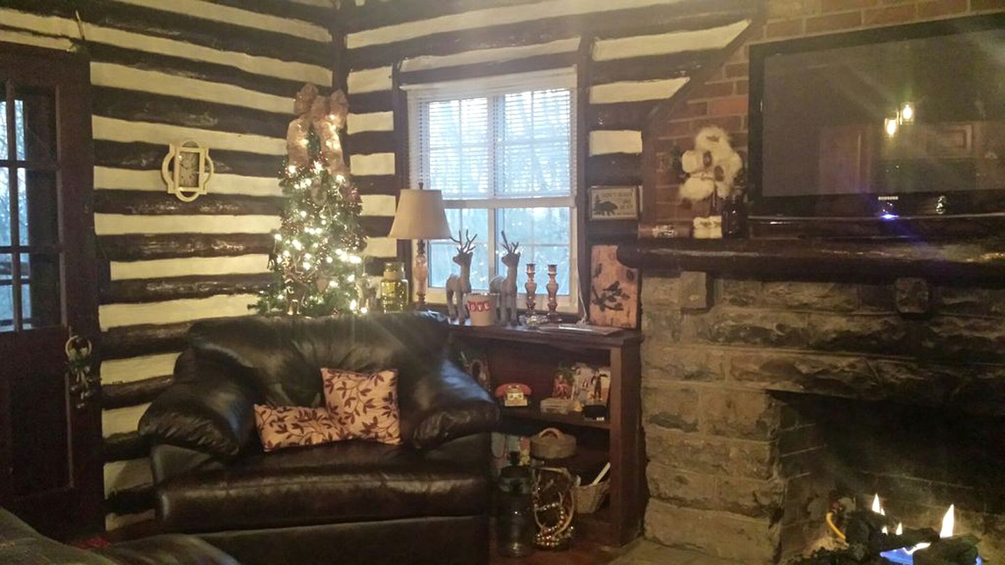 Log Cabin Hideaway in the Woods near Knoxville, Tennessee