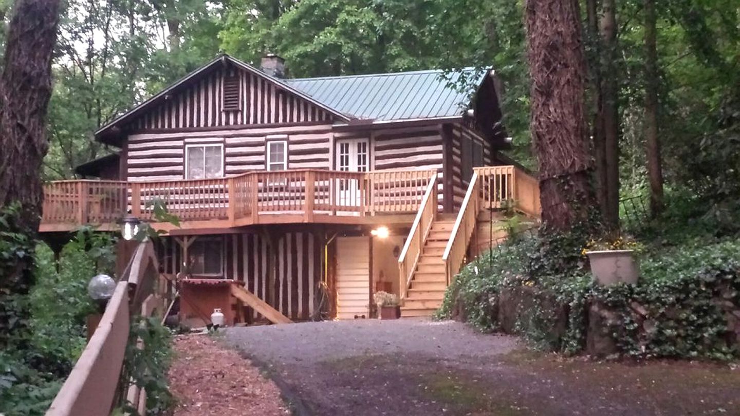 Log Cabin Hideaway in the Woods near Knoxville, Tennessee