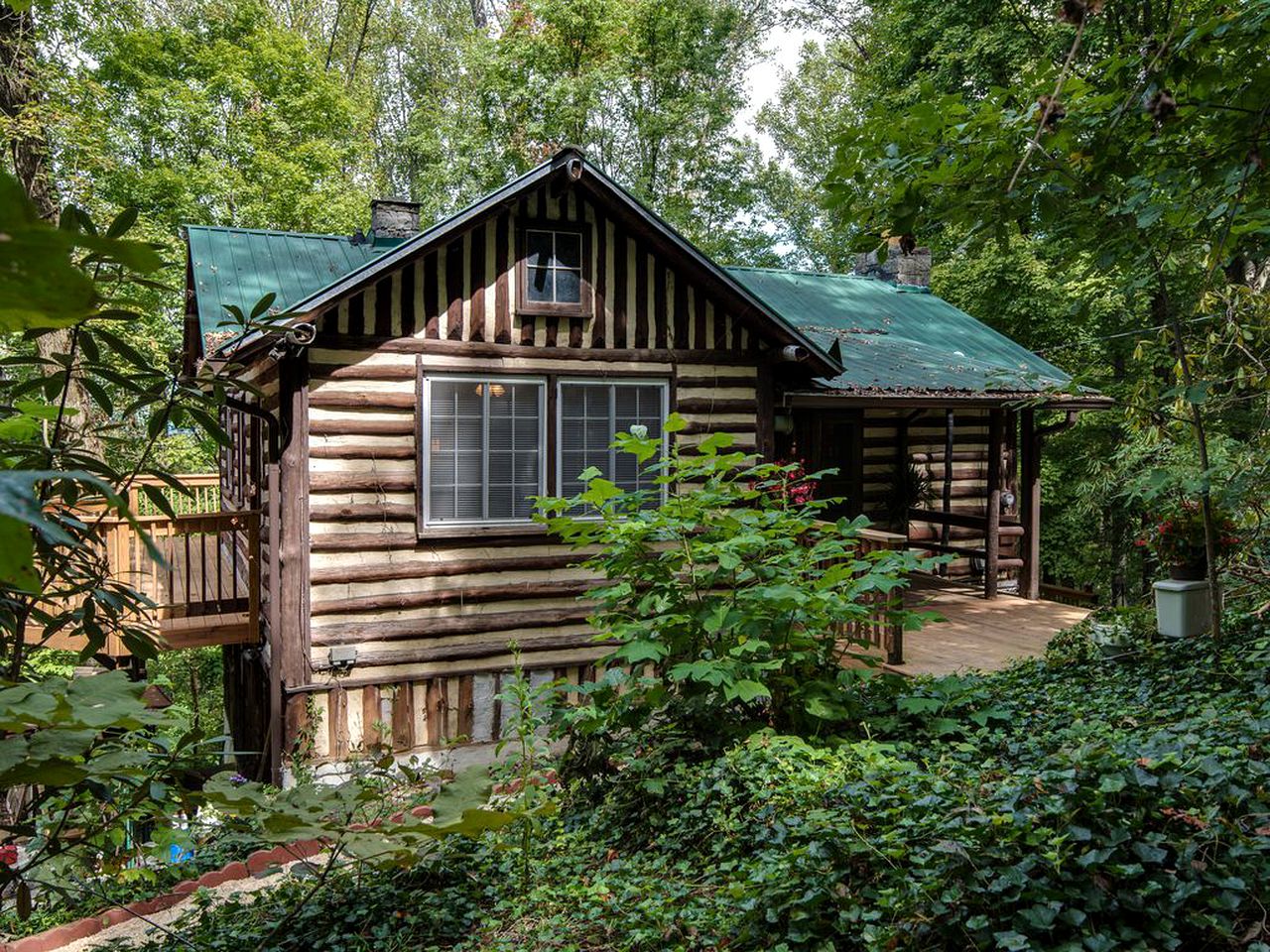 Log Cabin Hideaway in the Woods near Knoxville, Tennessee