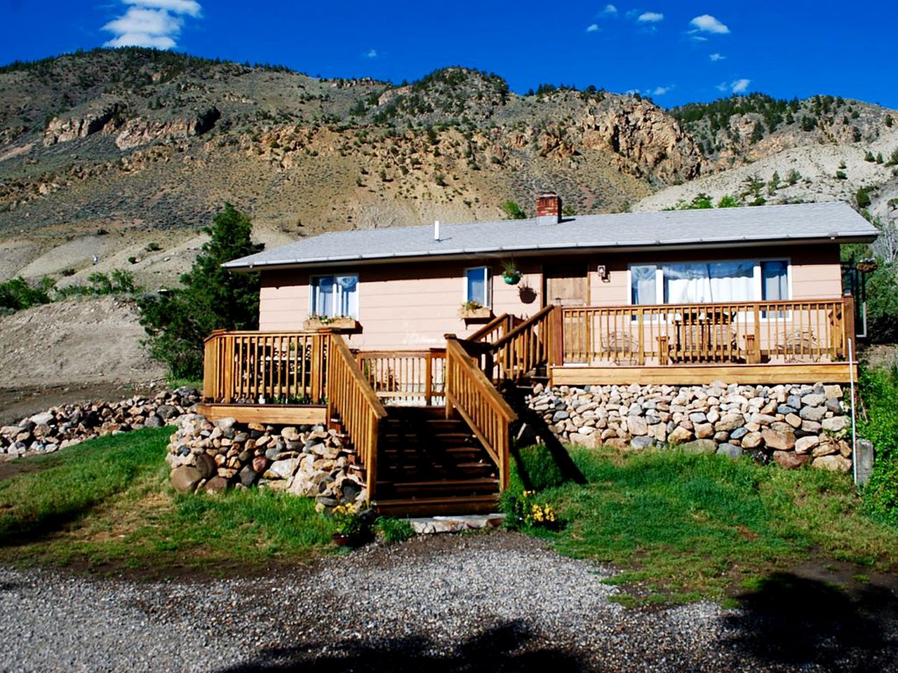 Spacious Family Cabin Rental near Yellowstone National Park in Montana