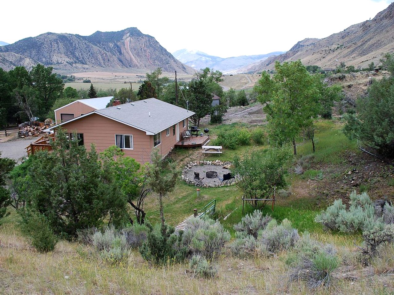 Spacious Family Cabin Rental near Yellowstone National Park in Montana