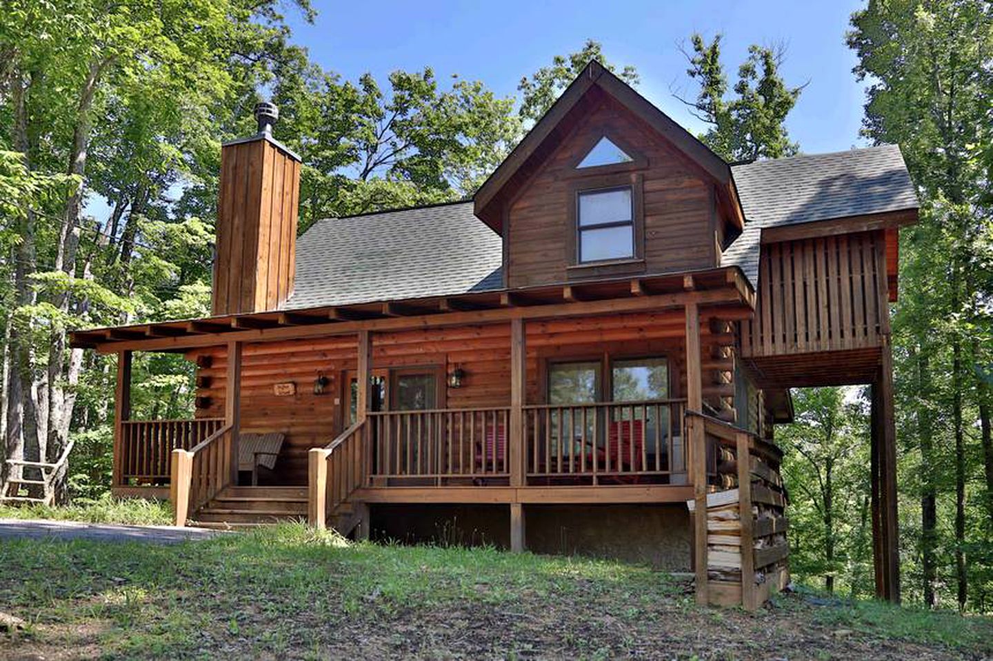 Impressive Log Cabin Retreat near the Great Smoky Mountains, Tennessee