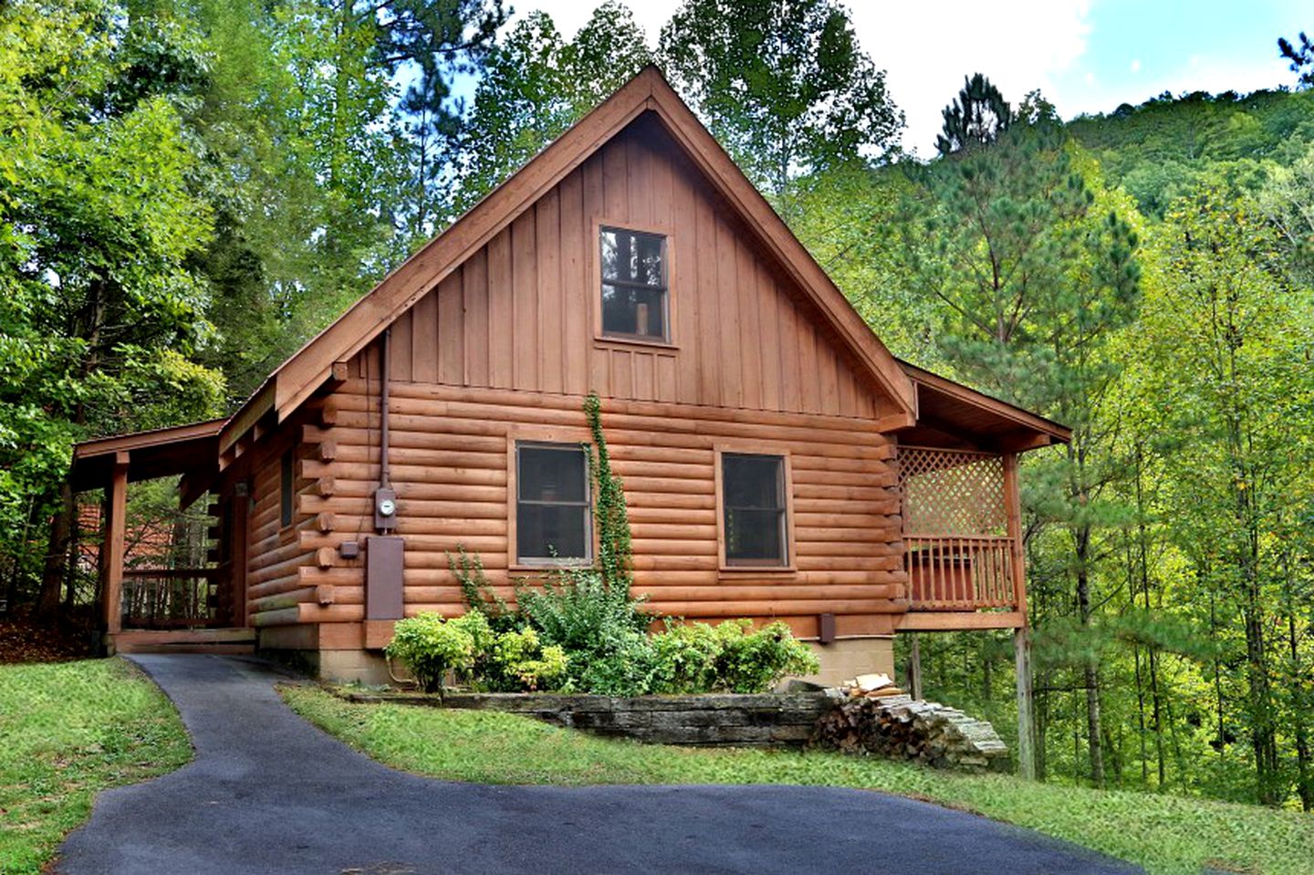 Pet-Friendly Log Cabin Rental with Wi-Fi and Netflix in Sevierville, Tennessee