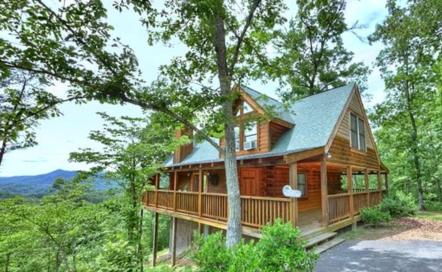 Spacious Log Cabin with Covered Porch with Mountain Views in Pigeon Forge, Tennessee