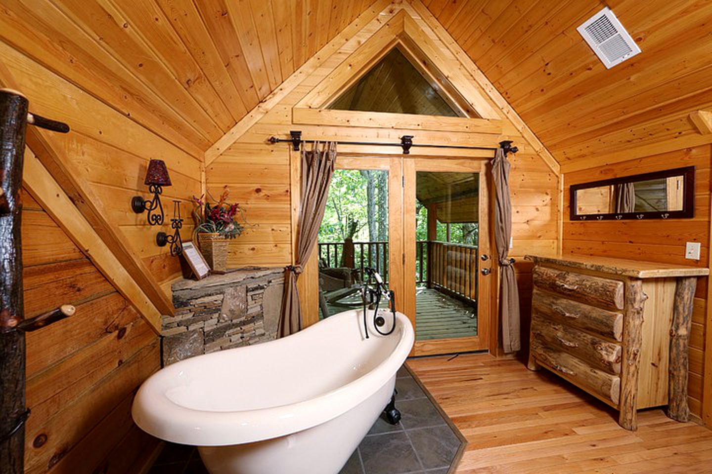 Elegant Log Cabin Rental with Outdoor Hot Tub in Sevierville, Tennessee