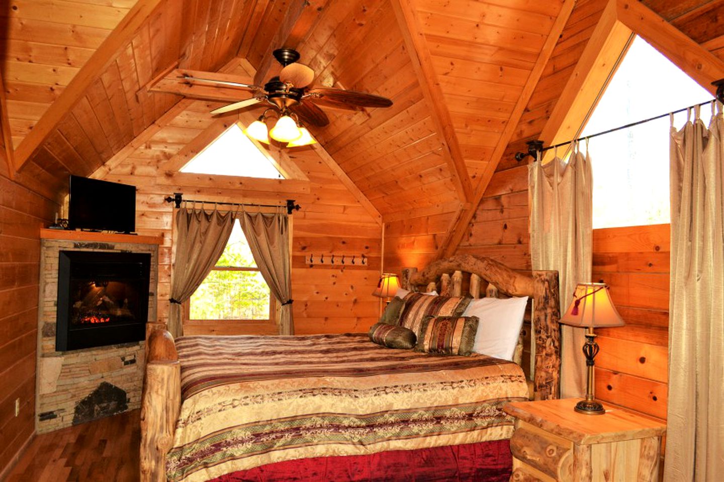 Elegant Log Cabin Rental with Outdoor Hot Tub in Sevierville, Tennessee