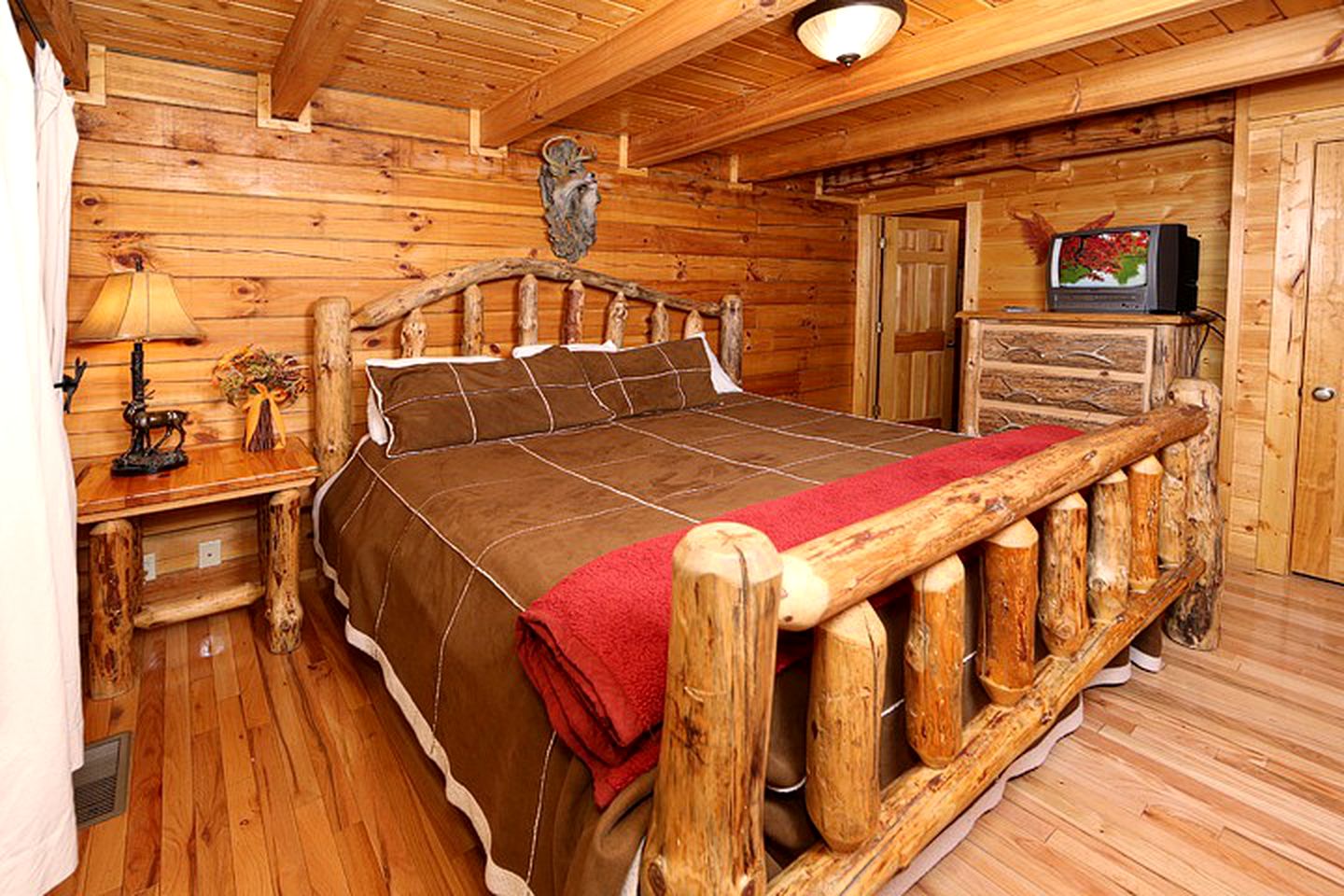 Elegant Log Cabin Rental with Outdoor Hot Tub in Sevierville, Tennessee