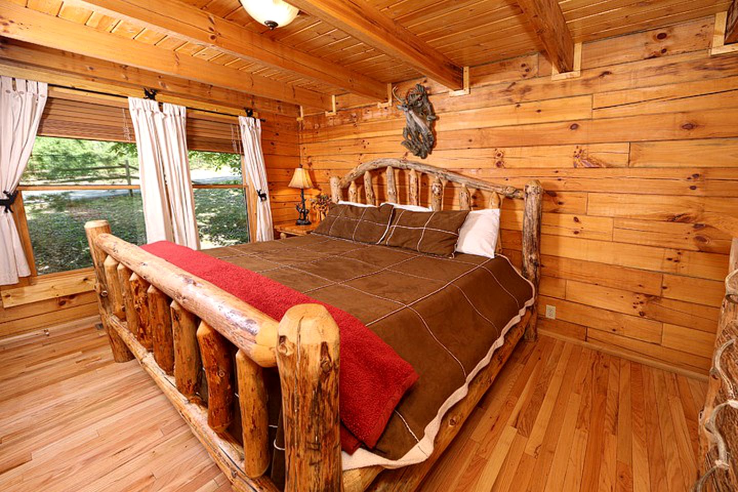 Elegant Log Cabin Rental with Outdoor Hot Tub in Sevierville, Tennessee