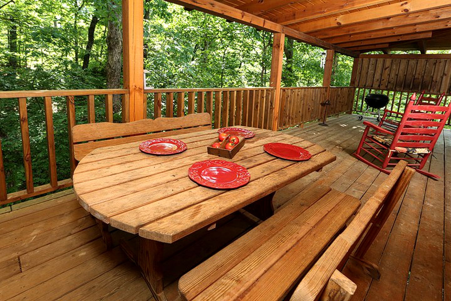 Elegant Log Cabin Rental with Outdoor Hot Tub in Sevierville, Tennessee