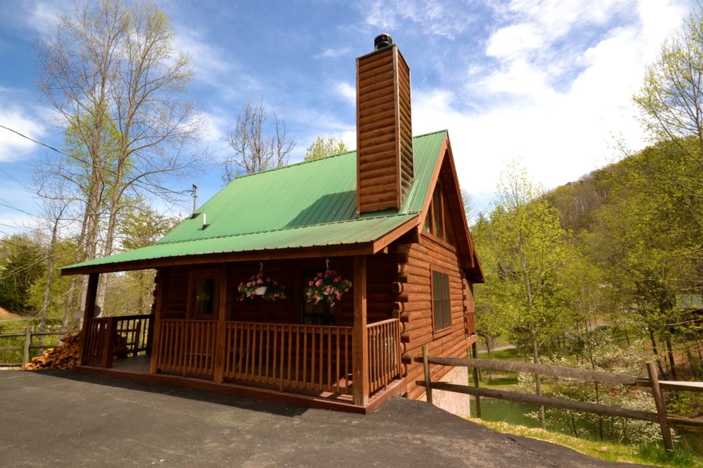 Romantic Log Cabin Getaway Overlooking Private Pond near Knoxville, Tennessee