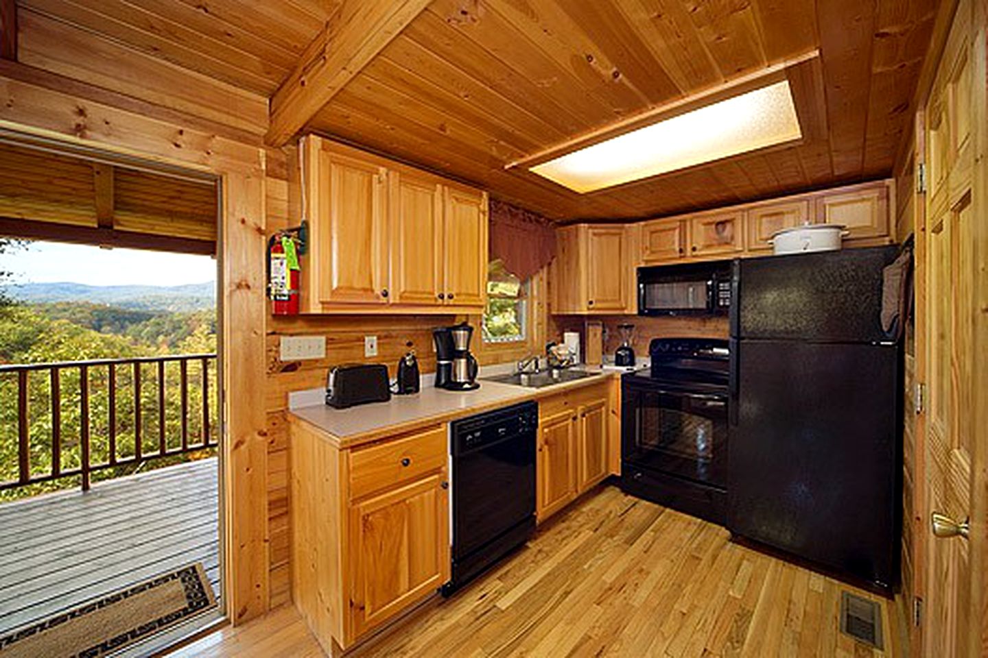 Newly-Decorated Log Cabin with Hot Tub and Amazing Views in Sevierville, Tennessee