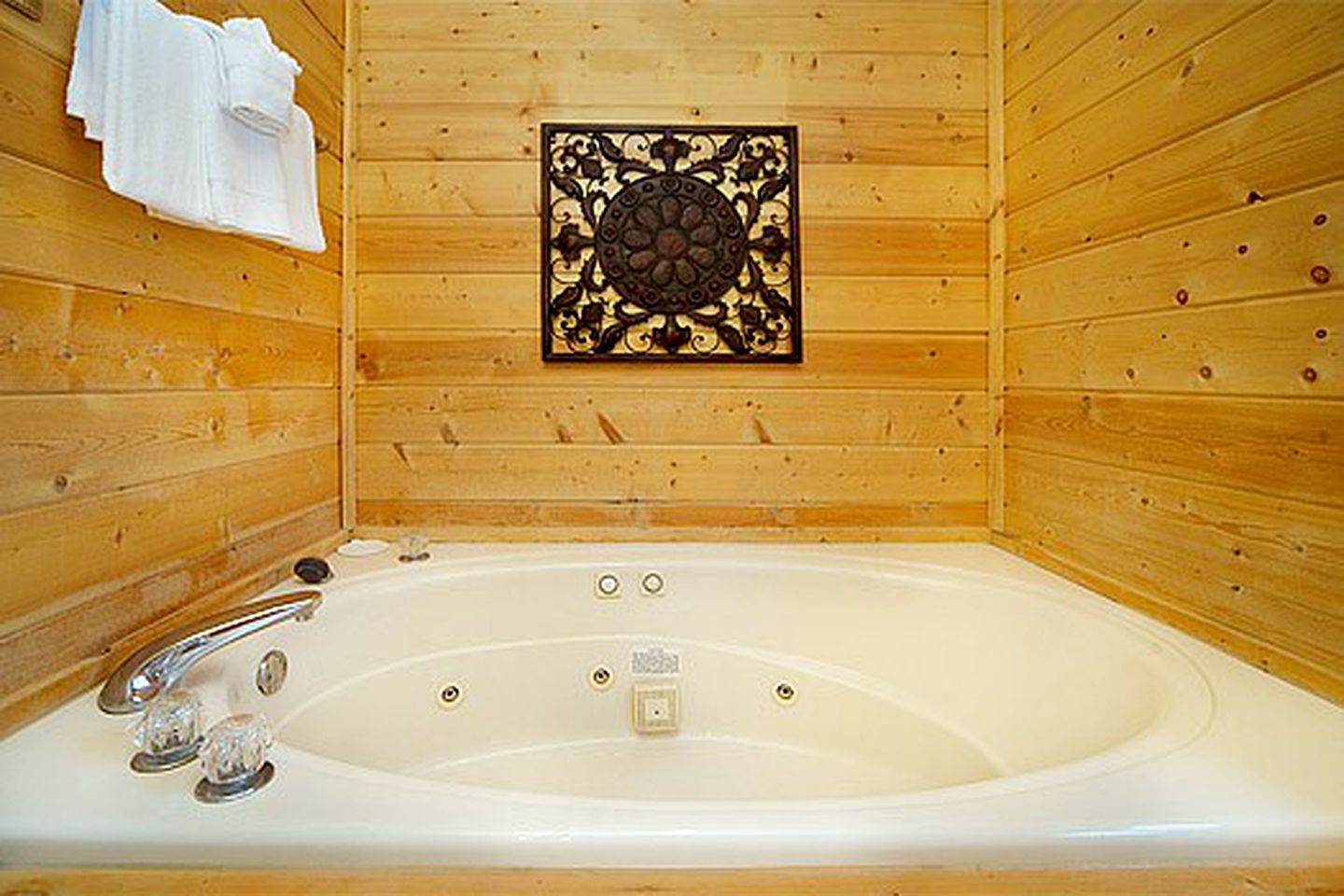 Newly-Decorated Log Cabin with Hot Tub and Amazing Views in Sevierville, Tennessee