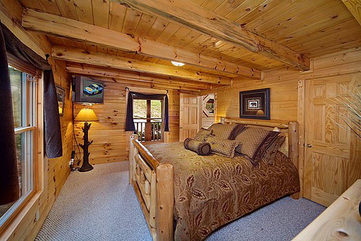 Newly-Decorated Log Cabin with Hot Tub and Amazing Views in Sevierville, Tennessee