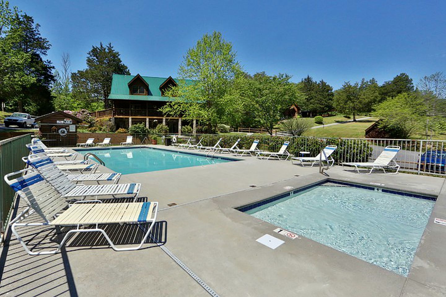 Newly-Decorated Log Cabin with Hot Tub and Amazing Views in Sevierville, Tennessee