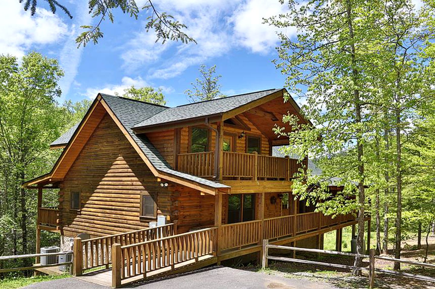 Charming Cabin Getaway with a Jacuzzi near Pigeon Forge, East Tennessee