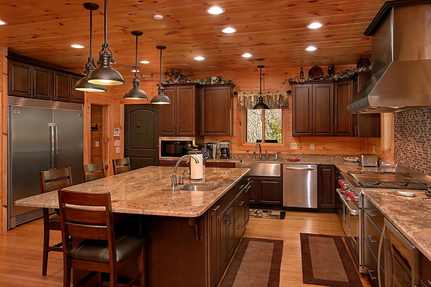 Romantic Cabin near Gatlinburg Ideal for a Vacation in Tennessee