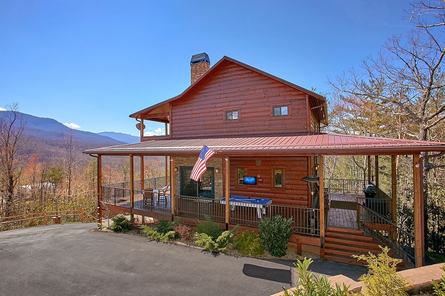 Romantic Cabin near Gatlinburg Ideal for a Vacation in Tennessee