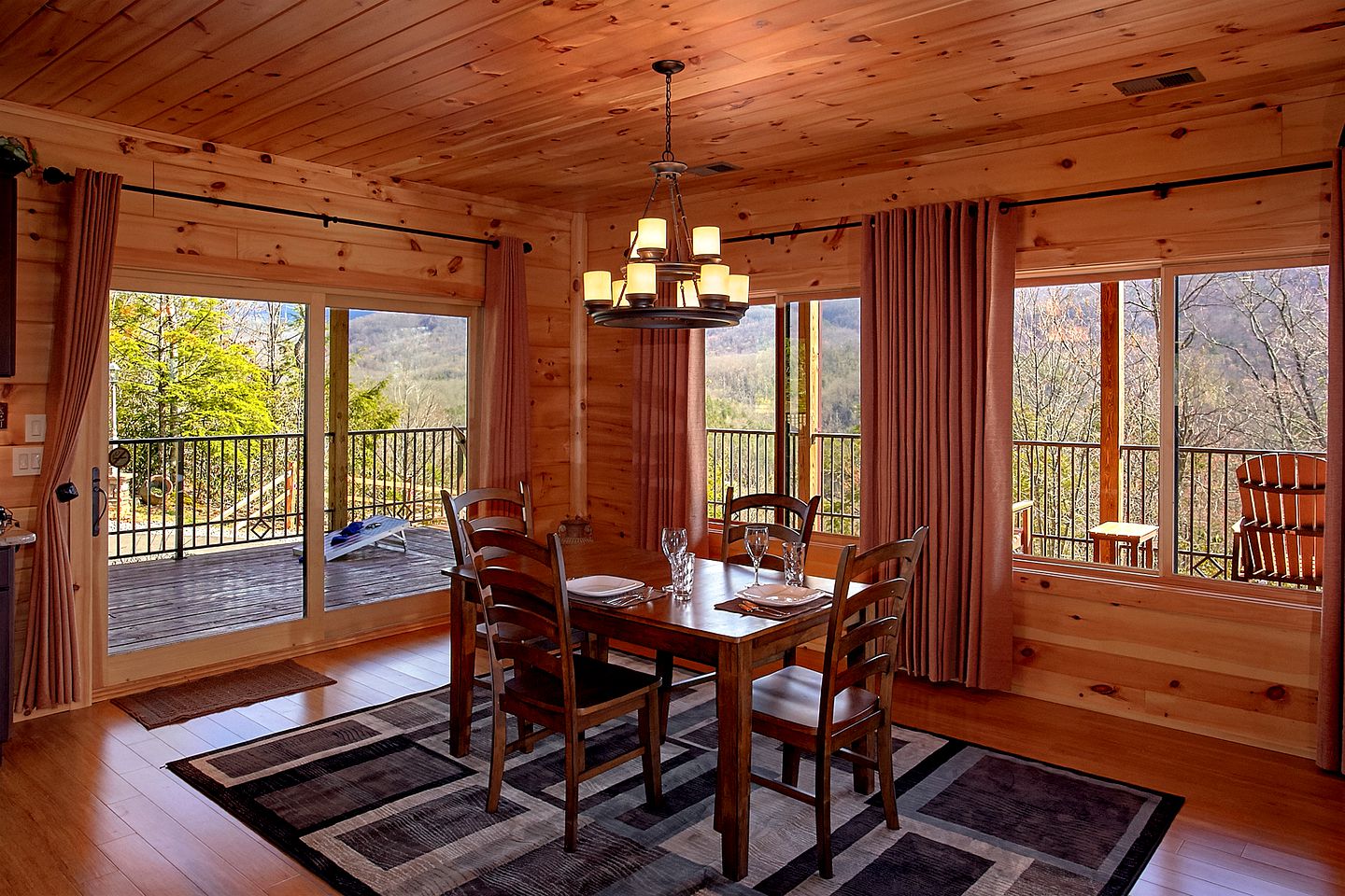 Romantic Cabin near Gatlinburg Ideal for a Vacation in Tennessee