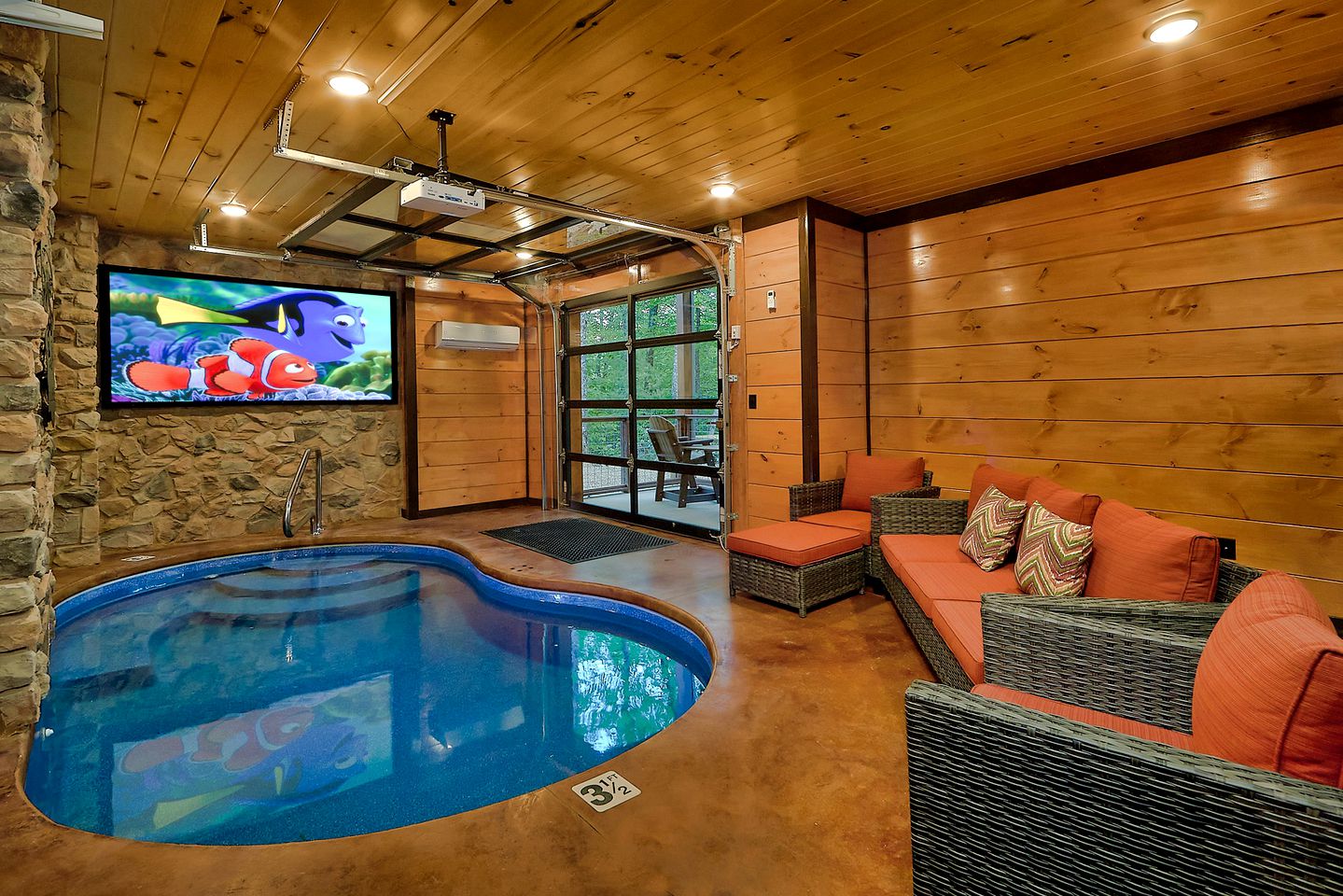 Amazing Glamping Site with Home Theater, Hot Tub and Games Room near the Great Smokies, Tennessee