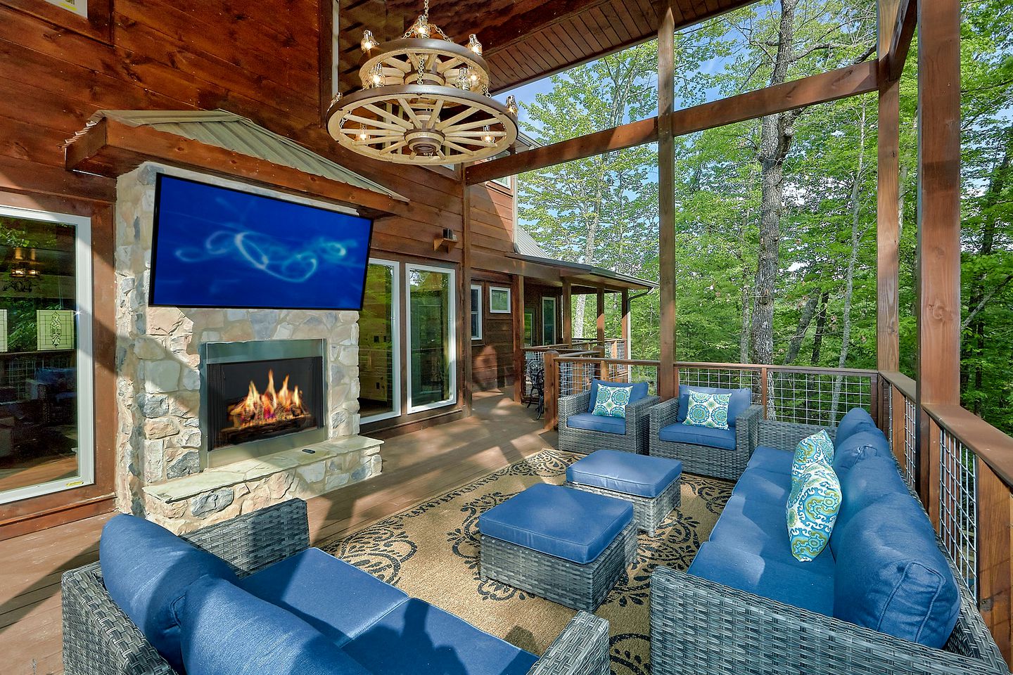 Amazing Glamping Site with Home Theater, Hot Tub and Games Room near the Great Smokies, Tennessee
