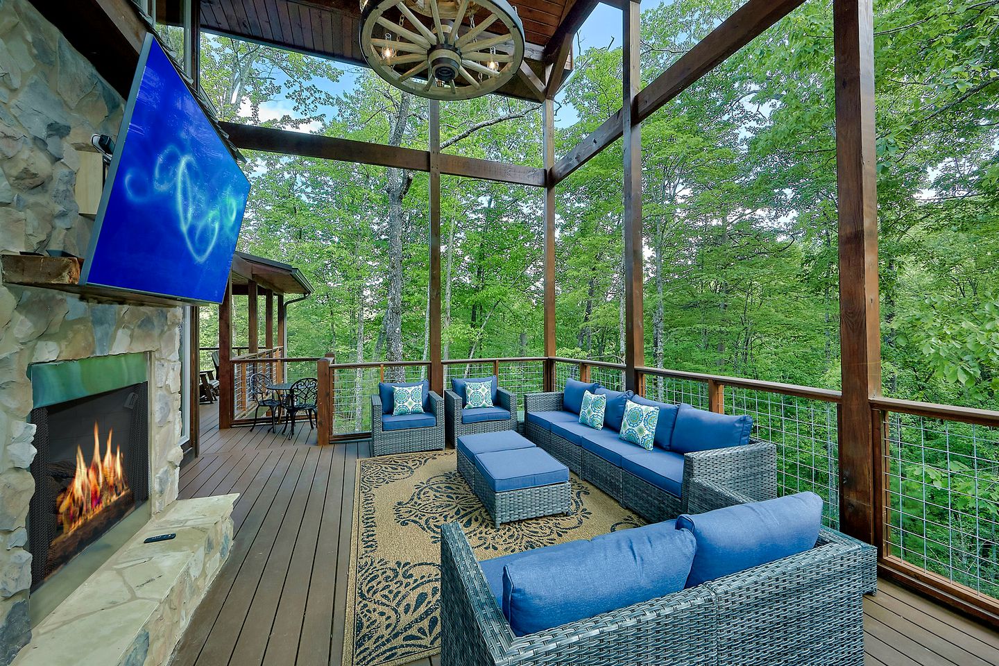 Amazing Glamping Site with Home Theater, Hot Tub and Games Room near the Great Smokies, Tennessee