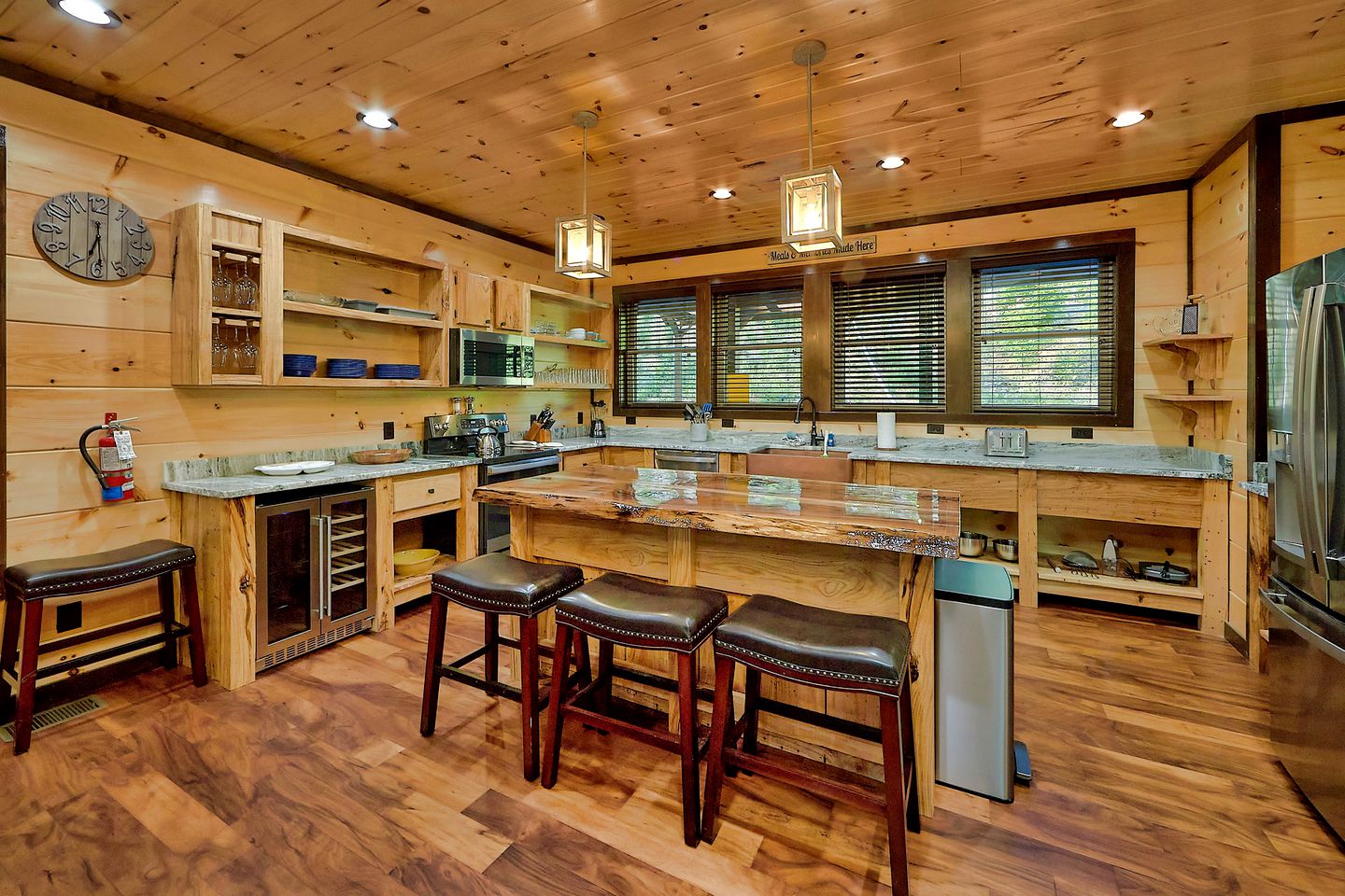 Amazing Glamping Site with Home Theater, Hot Tub and Games Room near the Great Smokies, Tennessee