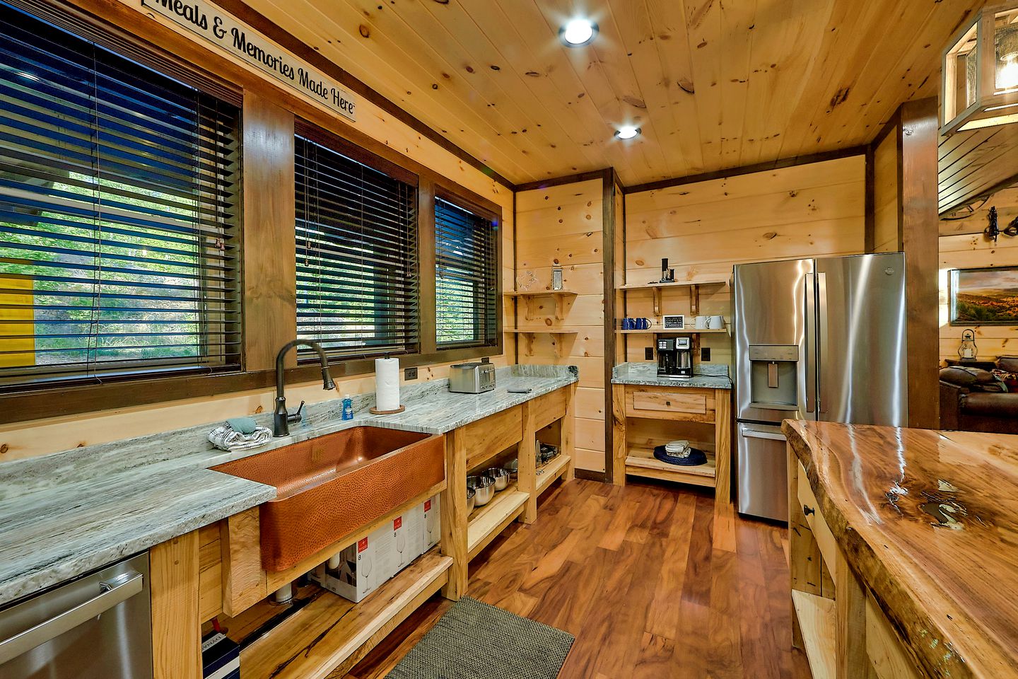 Amazing Glamping Site with Home Theater, Hot Tub and Games Room near the Great Smokies, Tennessee