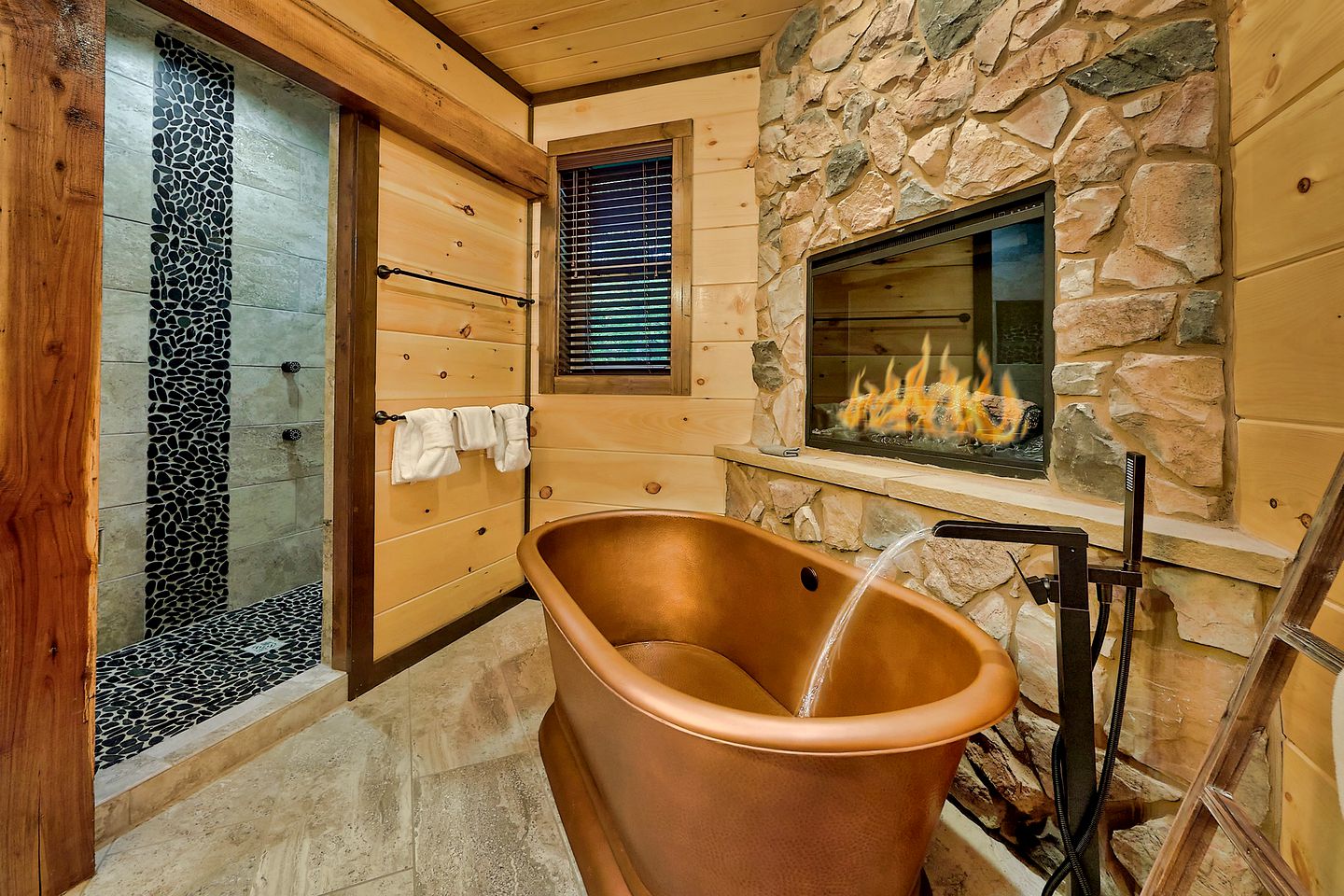 Amazing Glamping Site with Home Theater, Hot Tub and Games Room near the Great Smokies, Tennessee