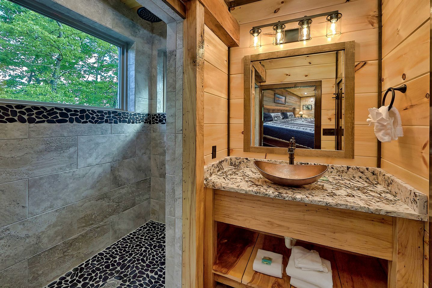 Amazing Glamping Site with Home Theater, Hot Tub and Games Room near the Great Smokies, Tennessee