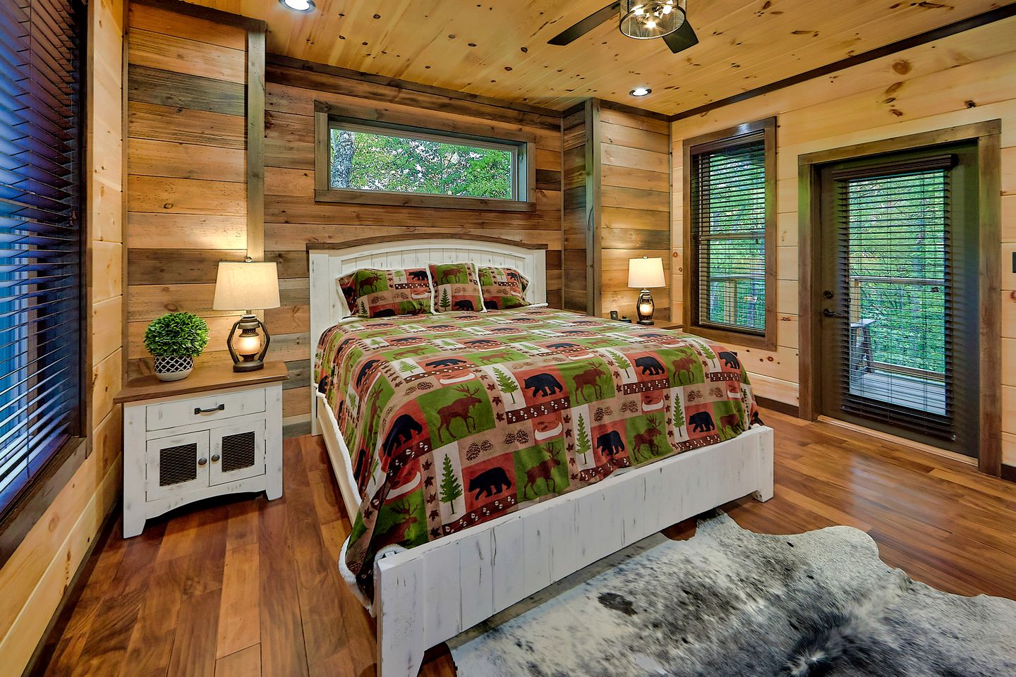 Amazing Glamping Site with Home Theater, Hot Tub and Games Room near the Great Smokies, Tennessee