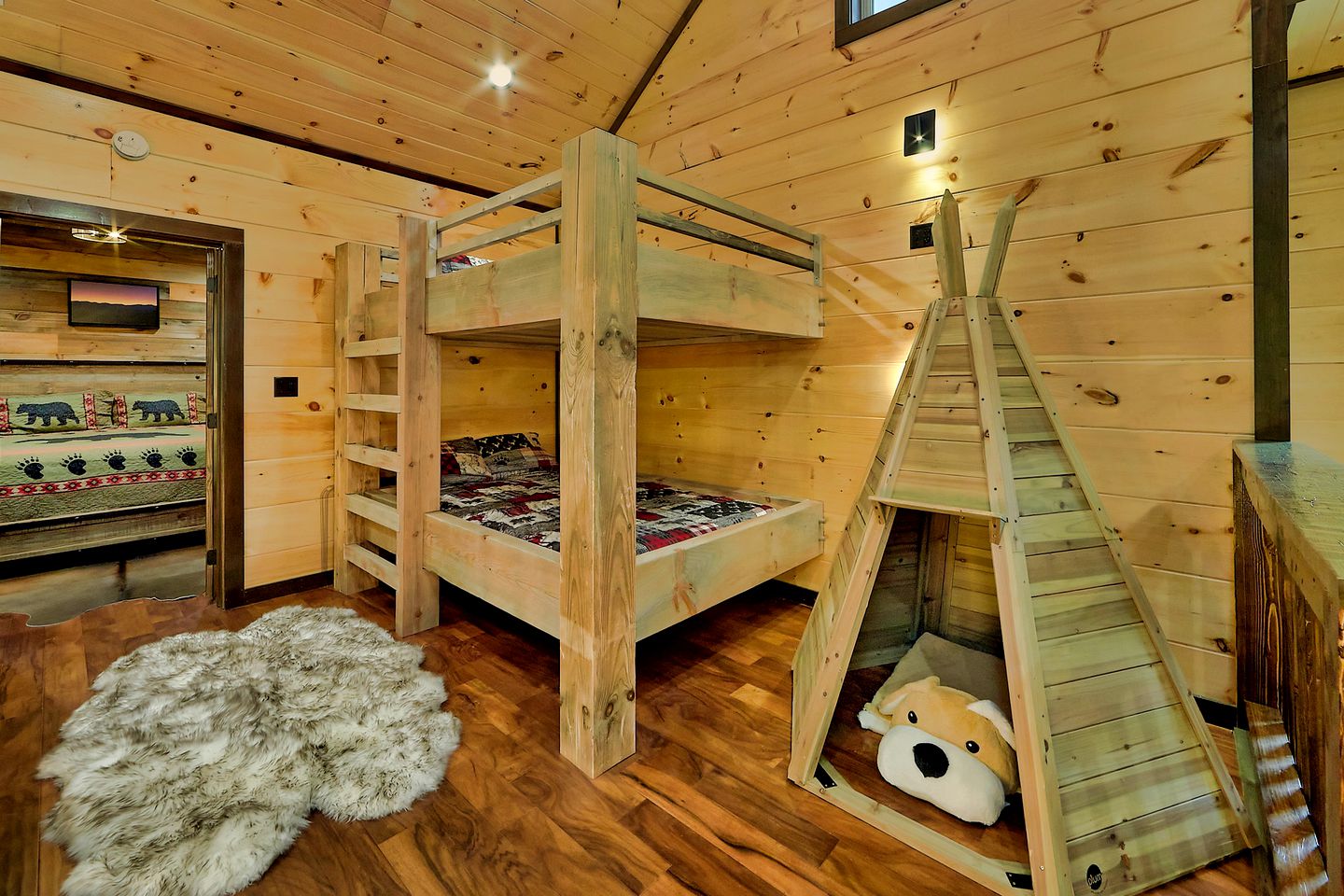 Amazing Glamping Site with Home Theater, Hot Tub and Games Room near the Great Smokies, Tennessee