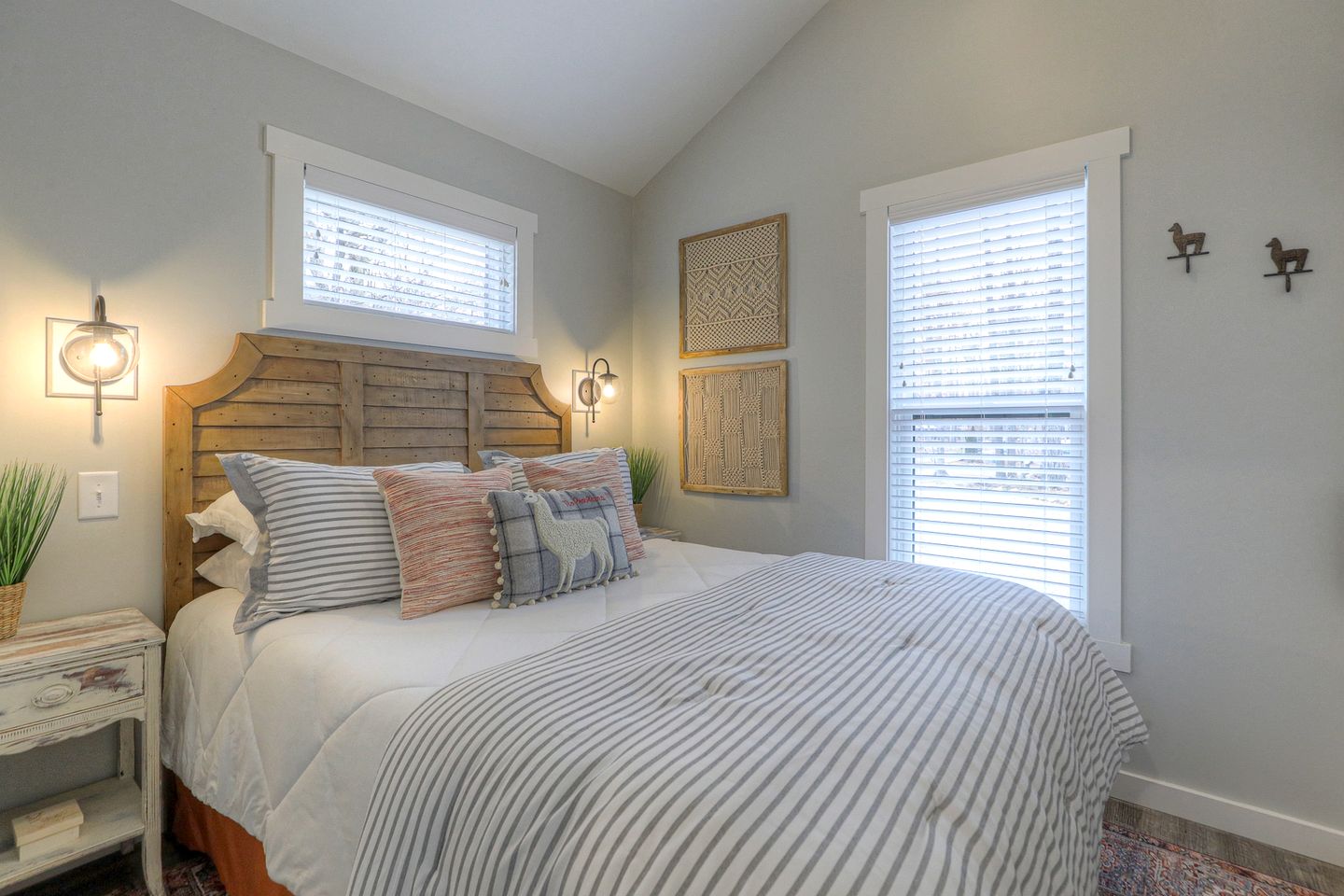 Incredible Cabin with Fire Pit and Great Vistas in Monteagle, Tennessee