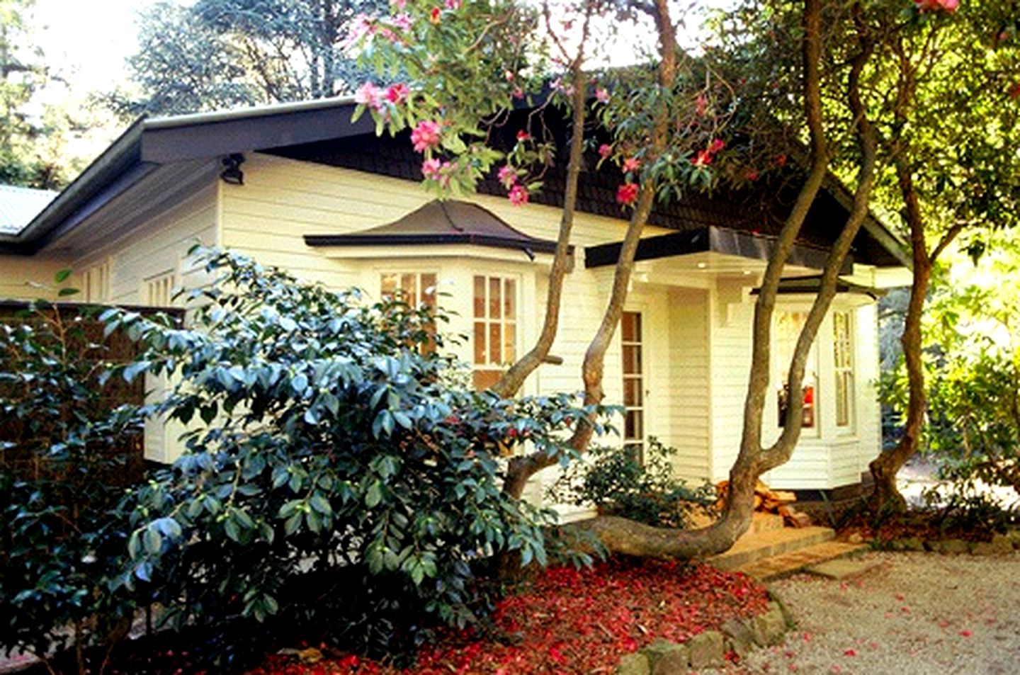 weekend-getaways-near-melbourne-dandenong-cottage