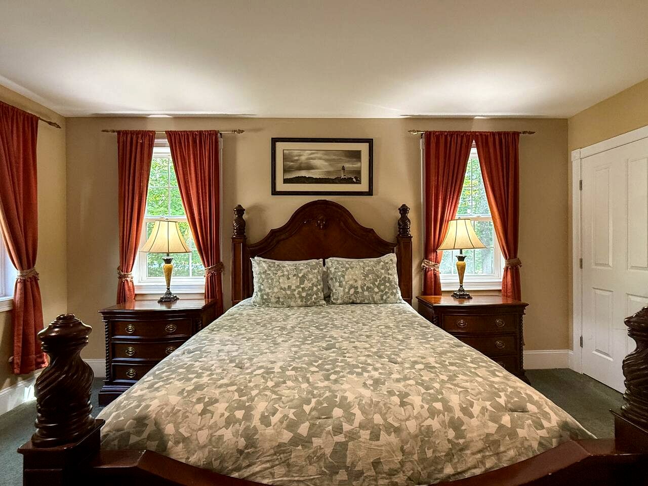 Spacious Vacation Homes with Hot Tubs and Mountain Views near Downtown North Conway, New Hampshire