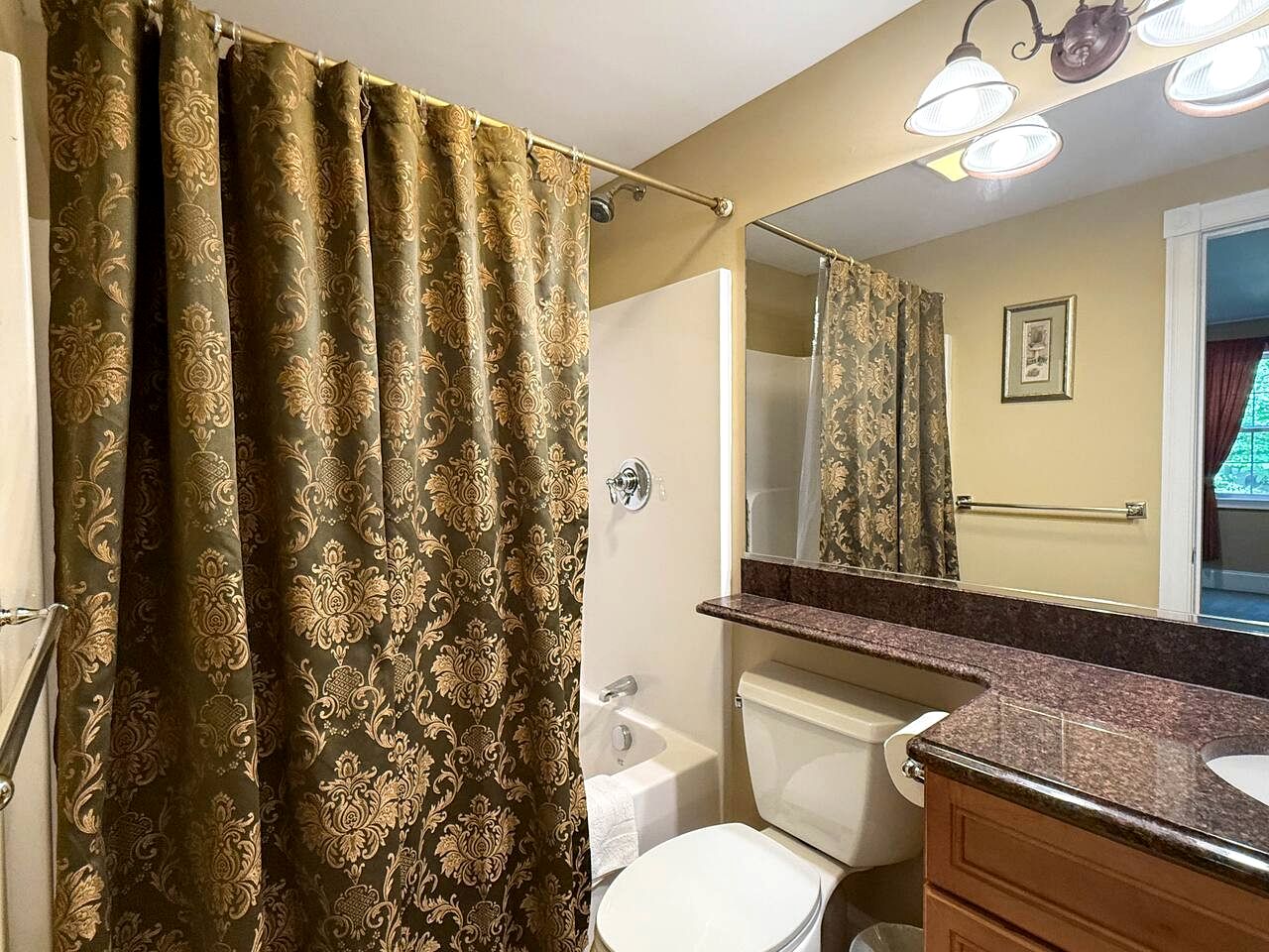 Spacious Vacation Homes with Hot Tubs and Mountain Views near Downtown North Conway, New Hampshire