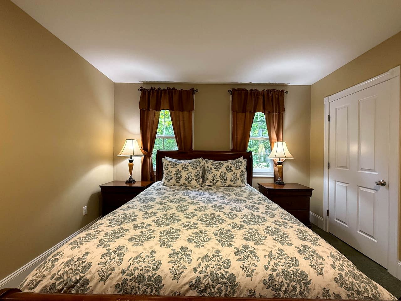 Spacious Vacation Homes with Hot Tubs and Mountain Views near Downtown North Conway, New Hampshire