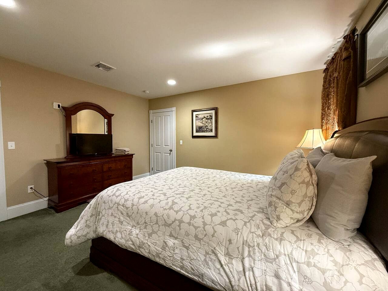 Spacious Vacation Homes with Hot Tubs and Mountain Views near Downtown North Conway, New Hampshire