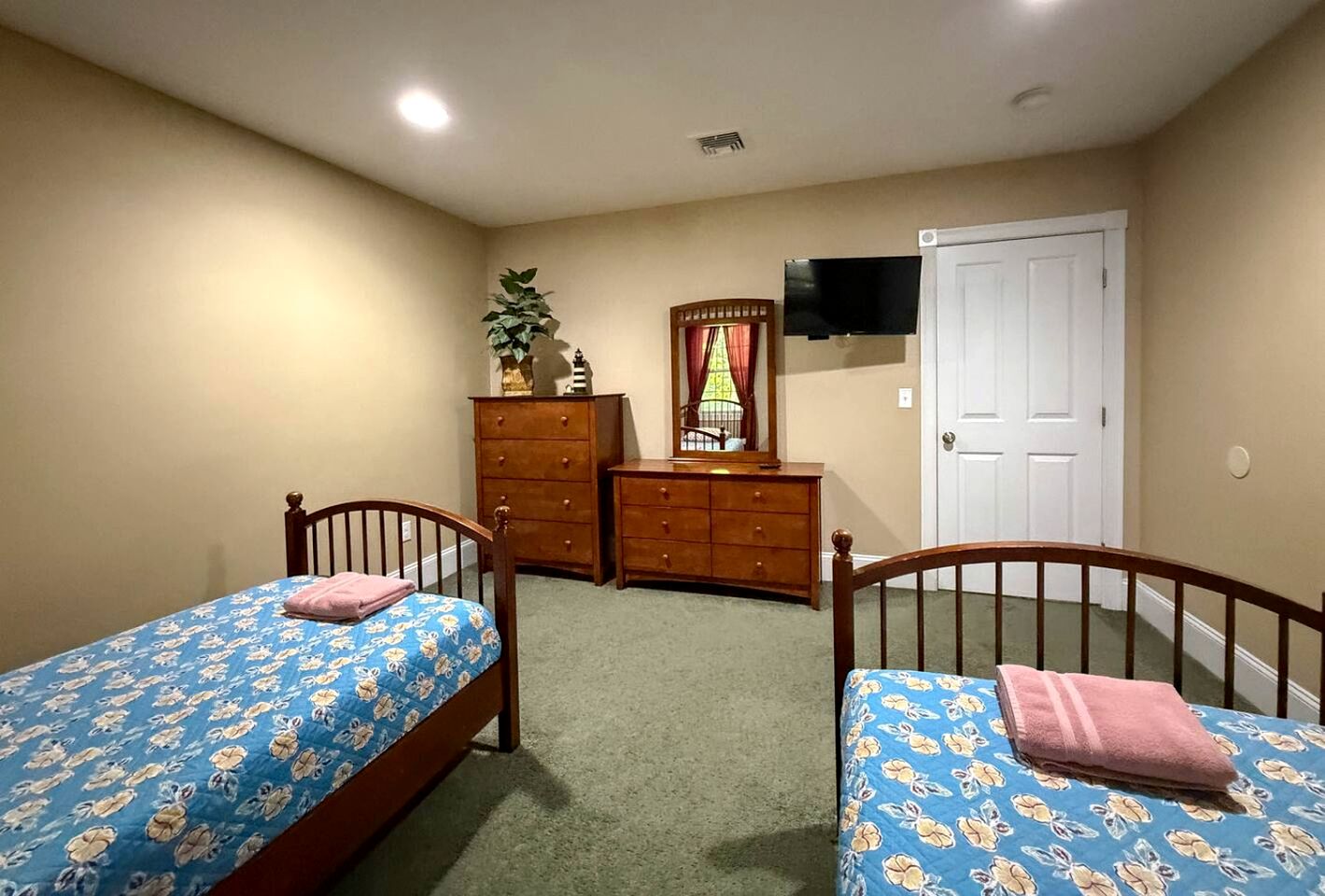 Spacious Vacation Homes with Hot Tubs and Mountain Views near Downtown North Conway, New Hampshire